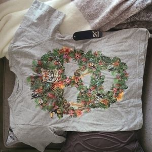 Graphic T-shirt *NWT* (Size M/8)